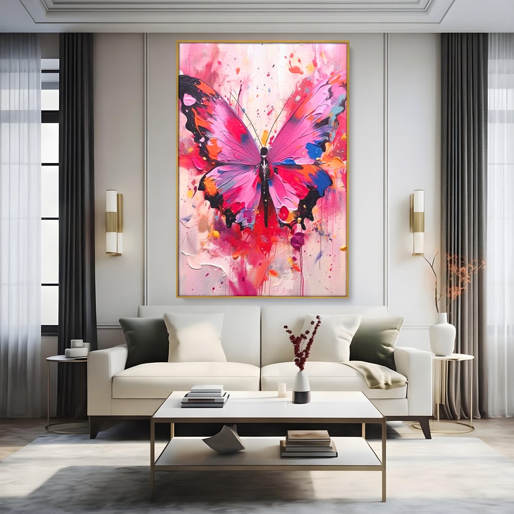 Tablou canvas cu pictura digitala cu fluture roz, in rama de aluminiu auriu, pe perete intr-un living